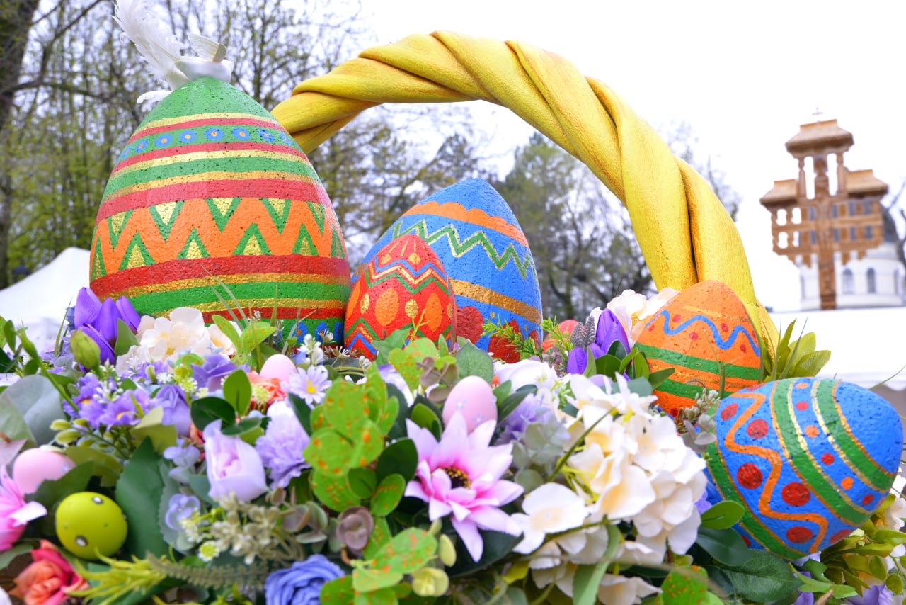 Târg pascal în Scuarul Catedralei Mitropolitanel